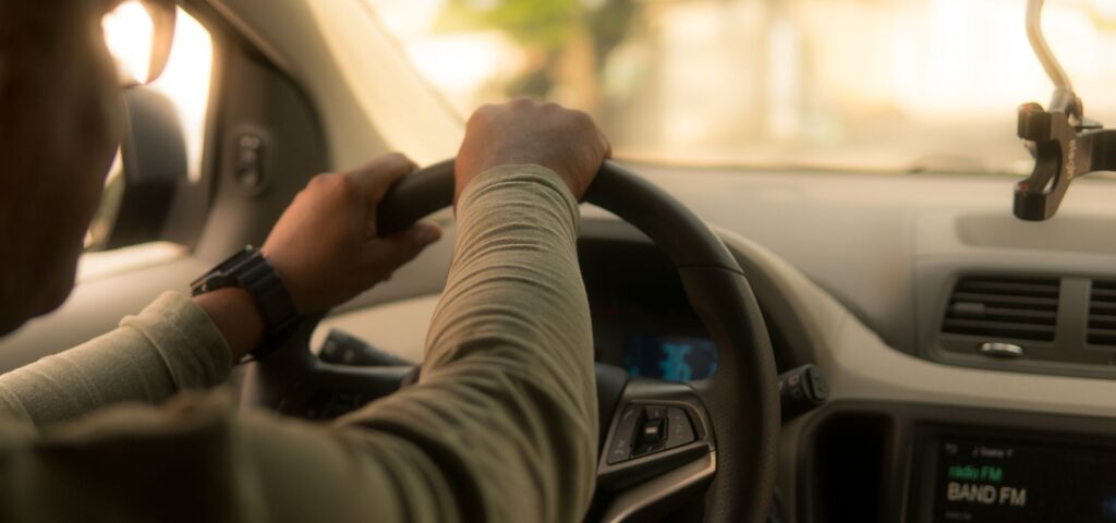 Guida senza patente: chi risponde di un eventuale sinistro?